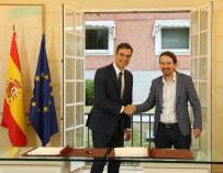 Pedro Sánchez y Pablo Iglesias tras la firma, en La Moncloa, del acuerdo sobre los Presupuestos Generales del Estado para 2019.