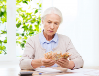 Fotografía de una jubilada contando el dinero de su pensión. Los pensionistas españoles tienen dos pagas extras cada año.
