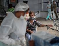 Fotografía del 6 de mayo de 2020 de una mujer a la que le midebn la presión en una unidad médica, en Río de Janeiro (Brasil). /EFE/ Antonio Lacerda