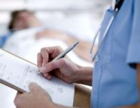 Una enfermera tomando notas sobre el estado de un paciente. / EFE