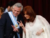 El nuevo presidente de Argentina, Alberto Fernández (i), y la nueva vicepresidenta, Cristina Fernández, durante la ceremonia de asunción en Buenos Aires. /EFE