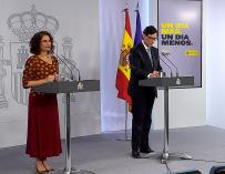 la ministra de Hacienda, María Jesús Montero (i) y al ministro de Sanidad, Salvador Illa