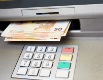 Fotografía de un cajero de un banco con billetes de euro. No todos los ahorros en un banco están seguros en una crisis económica.