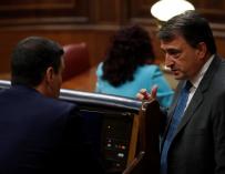 El portavoz del PNV, Aitor Esteban, conversa con el presidente del Gobierno, Pedro Sánchez