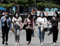 Un grupo de personas pasean con sus mascarillas puestas por la Avenida Carlos III de Pamplona. /EFE