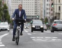 Un hombre monta en bicicleta por la Gran Vía de Madrid durante el día 59 del estado de alarma por la pandemia del Covid-19, en Madrid (España) a 12 de mayo de 2020.