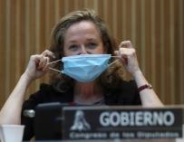 Nadia Calviño se quita la mascarilla en el Congreso / EFE