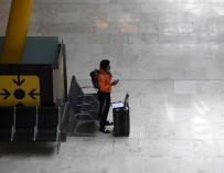 Un viajero espera en una solitaria terminal de Barajas durante el periodo de estado de alarma