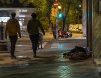 Una persona sin hogar durmiendo en la calle, cerca de la Estación de Sants de Barcelona