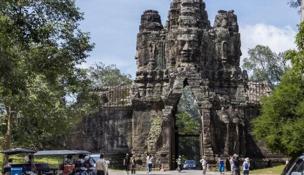 Fotografía de la puerta de entrada a la ciudad real de Angkor Thom, Camboya.