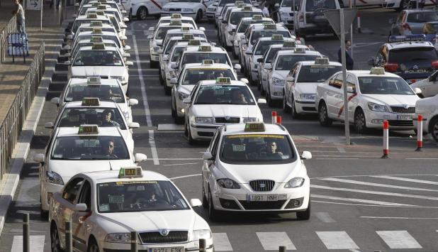 La tarifa fija de 30 euros a Barajas abre la guerra del taxi en Madrid