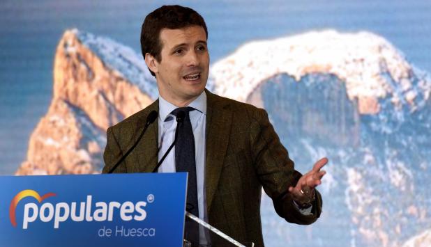 El presidente del PP Pablo Casado durante su intervención en el acto de presentación de la candidatura de Ana Alós al Ayuntamiento de Huesca celebrado esta tarde. EFE/ Javier Blasco