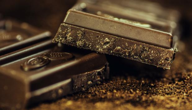 Los amantes del chocolate podrían ganar dinero mientras disfrutan de su placer.