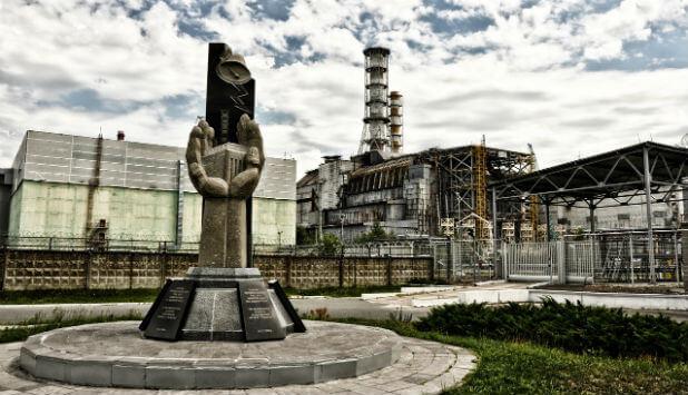 Monumento a las víctimas y sarcógafo en la  la central nuclear de Chernóbil