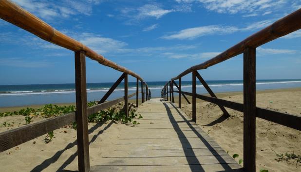 Fotografía de la playa de Puerto López en Ecuador.