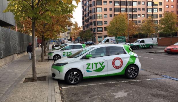 Coche eléctrico de Zity aparcado en una calle de Madrid.