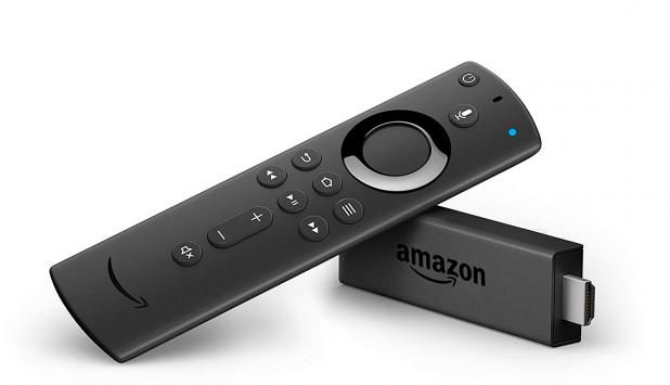 Fotografía del Amazon Fire TV Stick con mando por voz con Alexa.