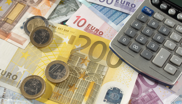 Fotografía de billetes y monedas de euros. Durante la crisis del coronavirus también se puede invertir.