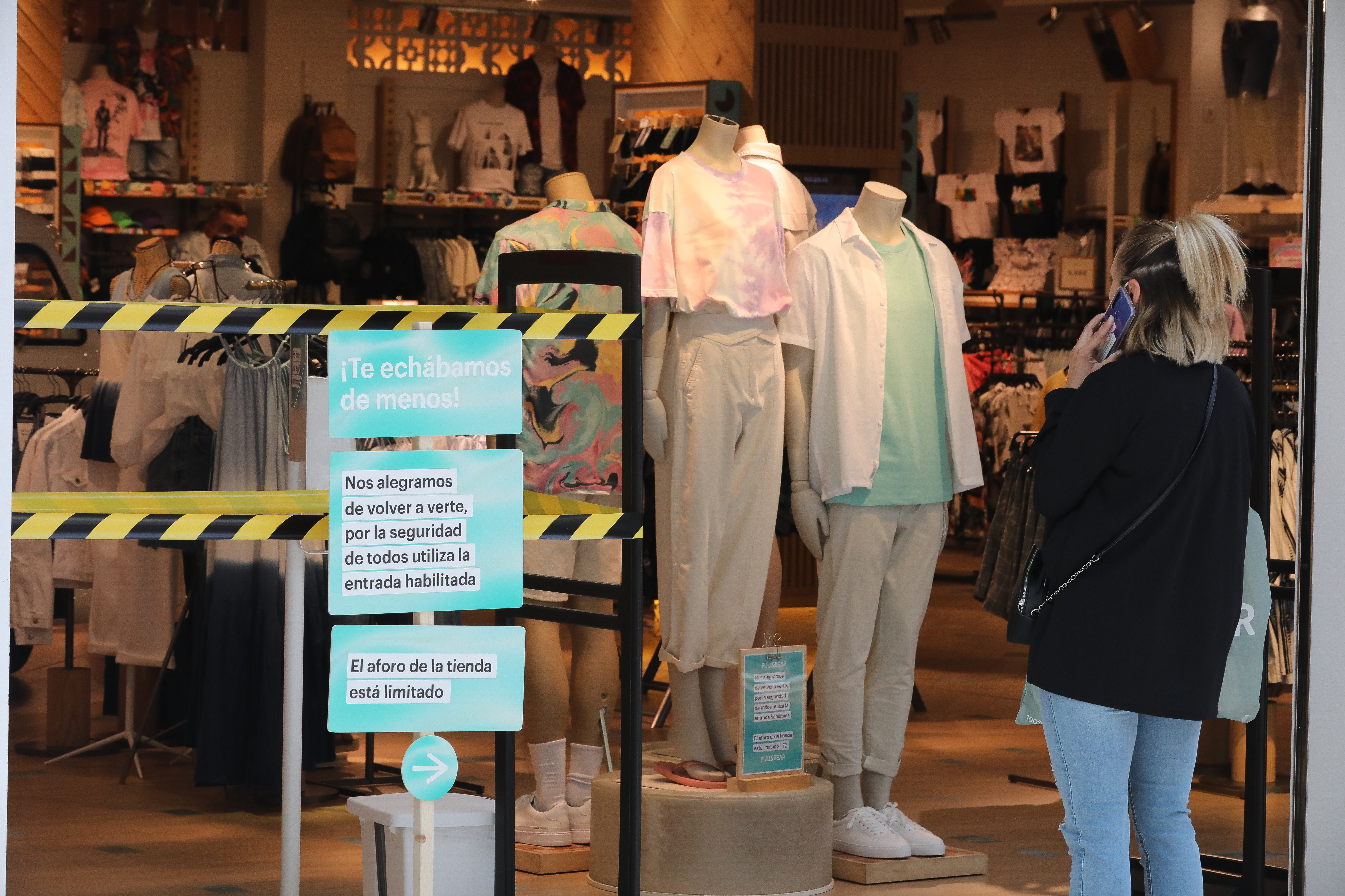 A woman speaks on the phone at the entrance to a clothing store in the Centro Plaza Norte 2, La Cúpula de Madrid, during the second day of Phase 2 of de-escalation, and one day after resuming its activity since the reopening of shopping centers greater than 400 meters.  In San Sebastián de los Reyes, Madrid (Spain), on June 9, 2020. JUNE 09, 2020 SHOPPING;COVID-19;CORONAVIRUS;PANDEMIC;ILLNESS;SHOPPING CENTER;DE-ESCALATION Marta Fernández / Europa Press (FILE PHOTO) 9/ 6/2020
