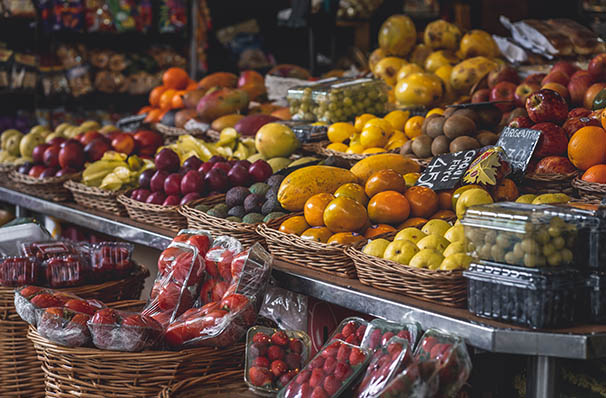 Stand de fructe într-o piață de vechituri